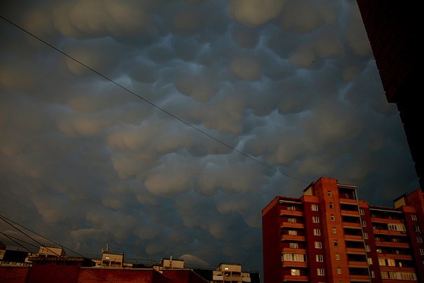 «Вымеобразные» облака, гроза и невероятный закат (фото)